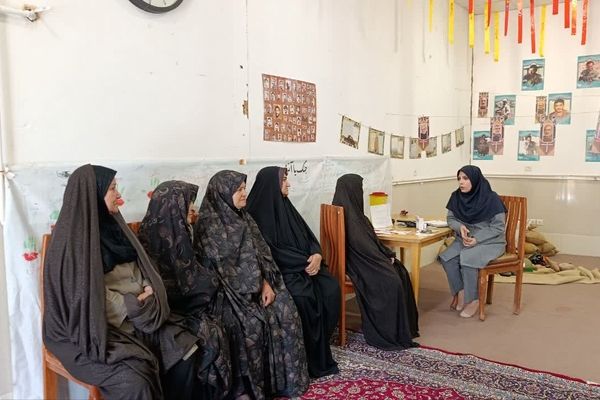 برپایی میز خدمت «سلامت» به یاد رهبر شهید در روستای مؤمن آباد قم