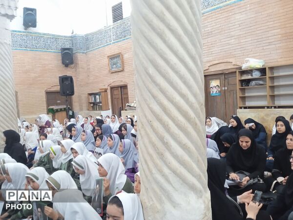 مراسم گرامیداشت رهبر شهید در مسجد جامع سنندج
