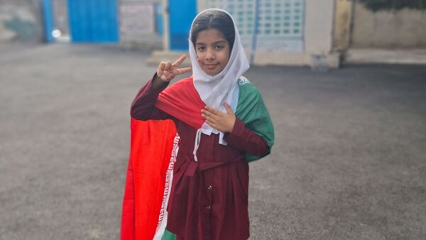 جشن باشکوه دهه فجر و پاسداشت پرچم جمهوری اسلامی در دبستان استقلال حاجی‌آباد