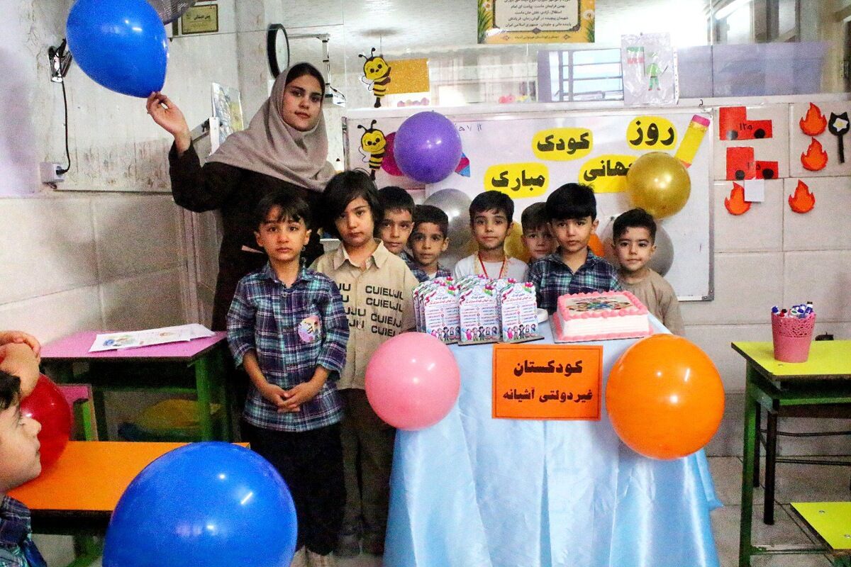 جشن لبخند و کودکی در دبستان آشیانه