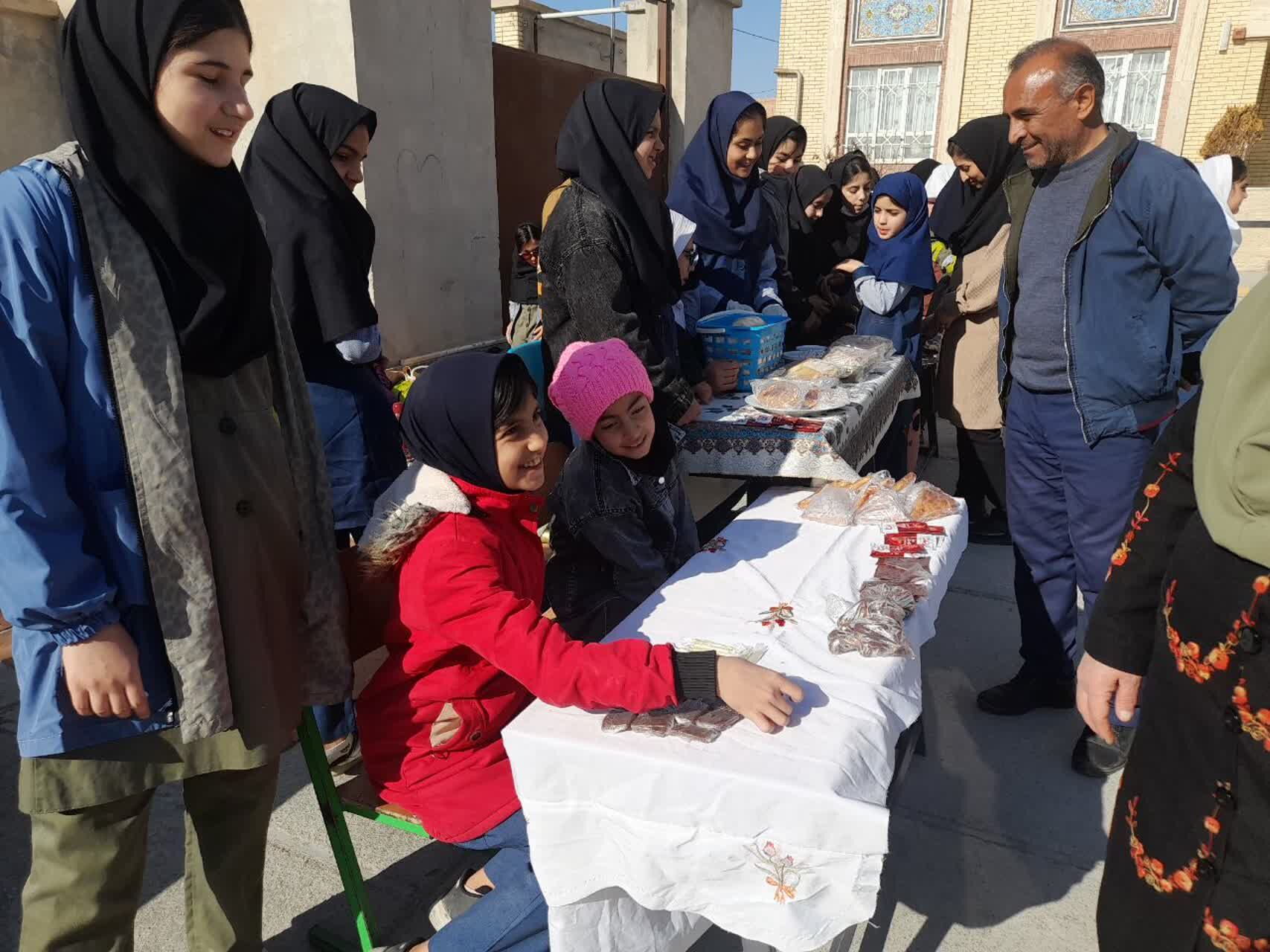 برپایی بازارچه مدرسه‌ای به‌مناسبت دهه فجر در آموزشگاه دخترانه شهید حسن زاده خانلق
