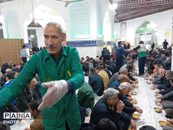  سفره های ساده افطار در امامزاده سید محمد (ع) کاشمر 