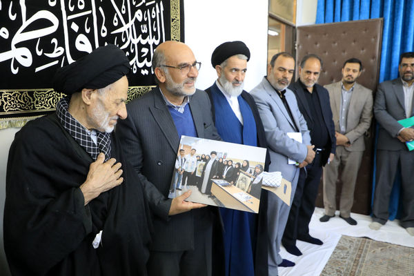 اهدای هدایای مقام معظم رهبری به دانش‌آموزان بیرجندی 