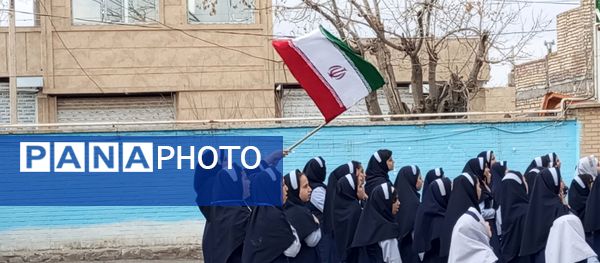  اجرای سرود همگانی (ایرانمون) توسط دانش آموزان مدرسه ناهید نخودی 