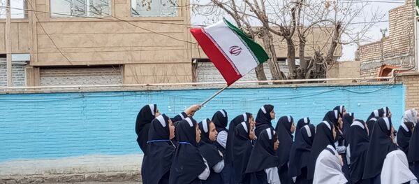  اجرای سرود همگانی (ایرانمون) توسط دانش آموزان مدرسه ناهید نخودی 