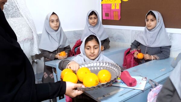 یلدای مهربانی با طعم پرتقال در دبستان شهید نجفی فدافن