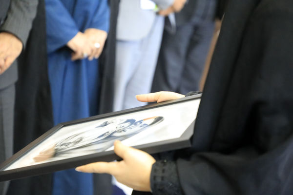 اهدای هدایای مقام معظم رهبری به دانش‌آموزان بیرجندی 