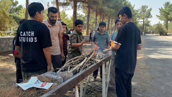 خودکفایی در آشپزی؛ دانش‌آموزان جوجه را از زغال تا سفره رساندند