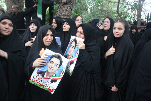 خاکسپاری نوجوان شهید «محمدحسین خاکی» در گلزار شهدای قم