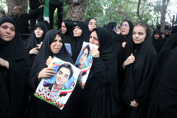خاکسپاری نوجوان شهید «محمدحسین خاکی» در گلزار شهدای قم