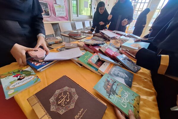نمایشگاه کوچک کتاب در دبیرستان پویش
