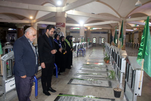 تجدید میثاق مدیر سازمان دانش آموزی استان بوشهر با شهدا