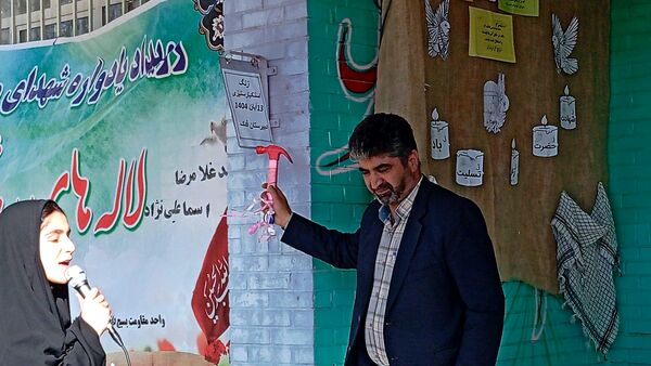 دبیرستان دخترانه فدک میزبان آیین زنگ نمادین «استکبار‌ستیزی» در شهر بن 