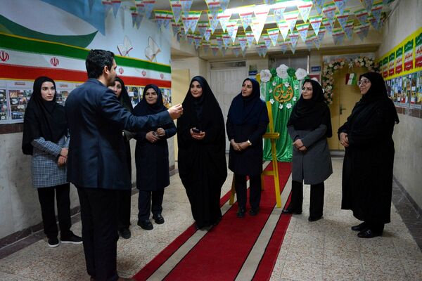 فانوس به دبیرستان حکمت آمد