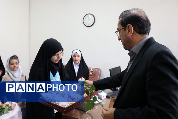 سپاس معلم در اداره آموزش و پرورش خراسان رضوی توسط دختران پیشتاز