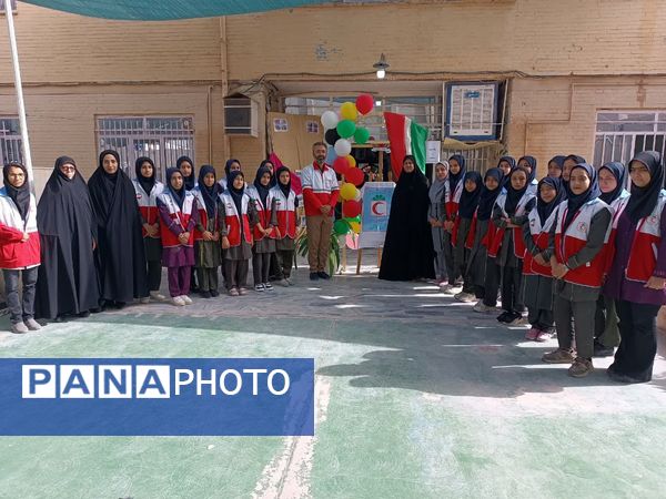 هلال‌احمر، همراه دانش‌آموزان دبیرستان عفت در مراسم صلح و دوستی