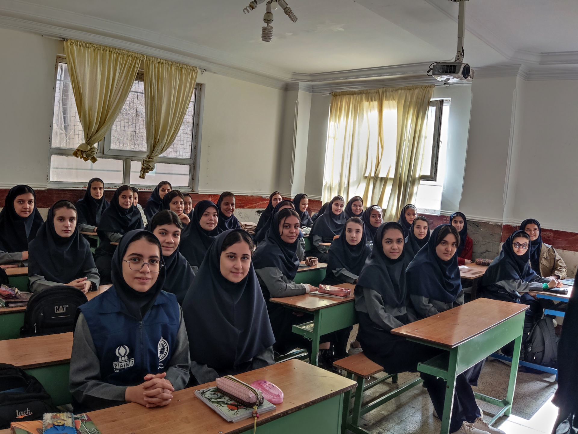 عکس یادگاری‌کلاس۸/۲‌پایه‌نهم آموزشگاه‌شهدای‌معلم‌۲