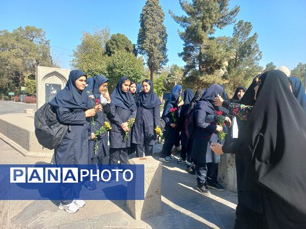 غبارروبی مزارشهدا توسط دانش‌آموزان منطقه ۱۳