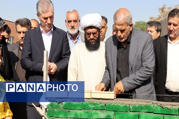 یک خشت هزار امید