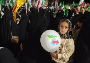 تا پیروزی در خیابان‌ها ایستاده‌ایم