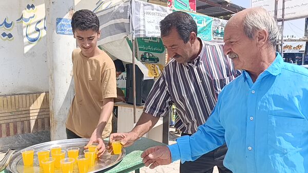 توزیع شربت و شیرینی به مناسبت میلاد پیامبر اسلام (ص) 