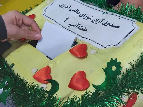 جلوه‌هایی از انتخابات شورای دانش‌آموزی در مدرسه حضرت آسیه(س) قم