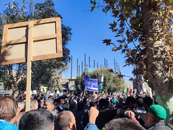 حضور پر شور دانش آموزان نیشابوری در راهپیمایی ١٣ آبان
