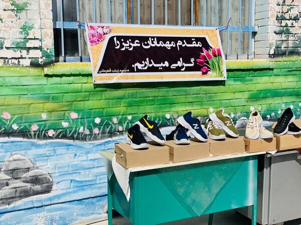نواختن زنگ جشن نیکوکاری در دبستان زینب قهرمانی مه ولات