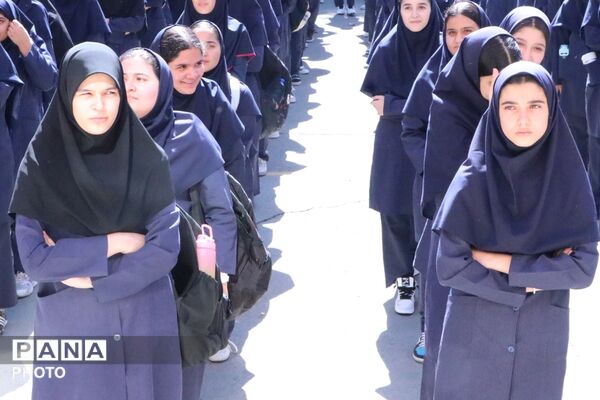 مراسم هفته دفاع مقدس با شروع سال تحصیلی جدید در بهارستان‌دو