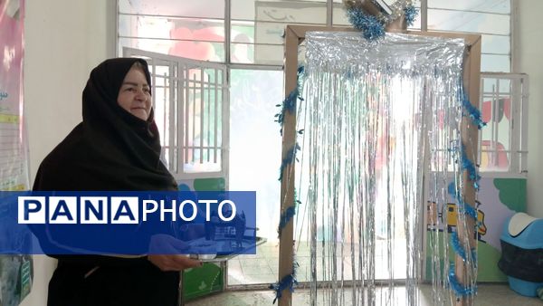 نواختن زنگ مهر در دبستان نجمه شهرستان فیروزکوه