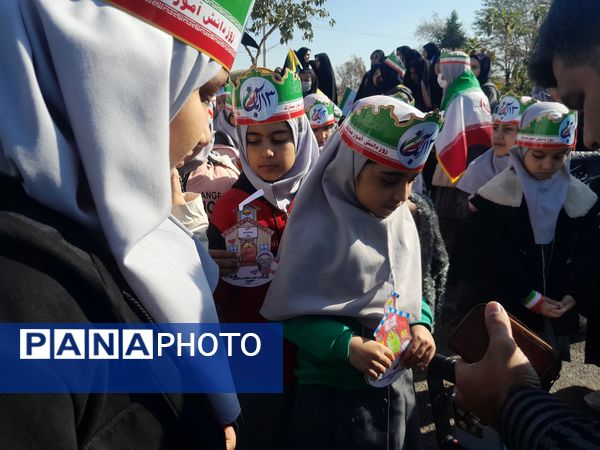 حضور دانش آموزان و آحاد مردم شریف منطقه رضویه در راهپیمایی 13آبان