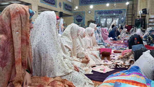 اعتکاف دختران دانش‌آموز در قم