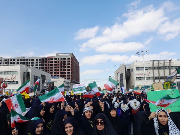 طنین فریاد «مرگ بر آمریکا» در میدان شهدا با حضور دانش‌آموزان شاهد ارض‌اقدس