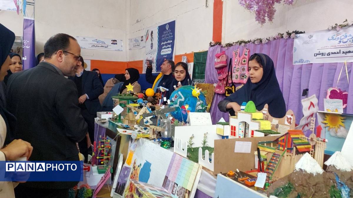 نمایشگاه هفته پژوهش در دبیرستان احمدی روشن شهرستان فردیس