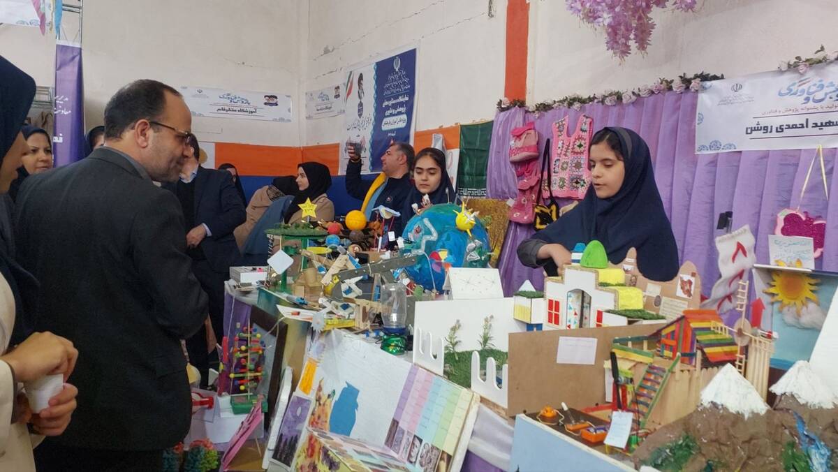 نمایشگاه هفته پژوهش در دبیرستان احمدی روشن شهرستان فردیس