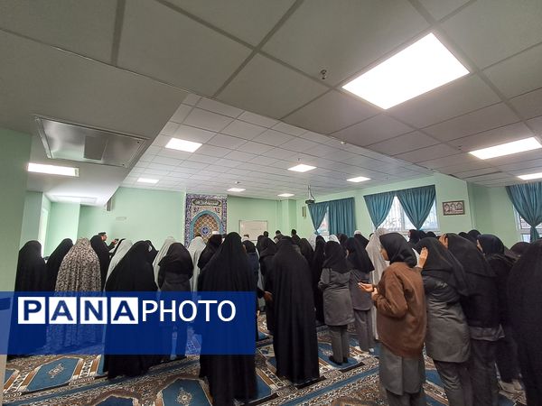 برگزاری نماز جماعت در دبیرستان شهدای فرهنگی