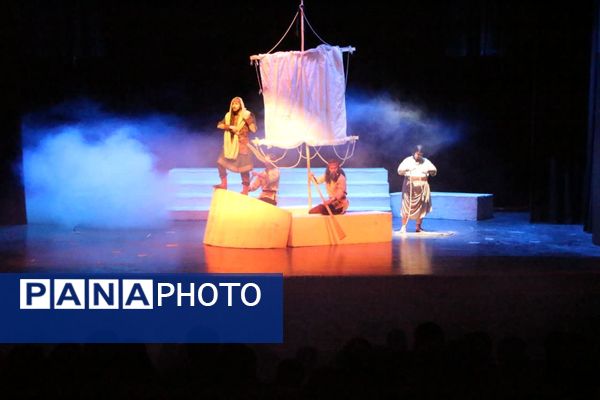 تئاتر «هیولاکش» روایتی نمایشی از شاهنامه در تالار بزرگ یزد