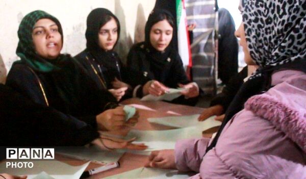 غرفه هنری هنرجویان هنرستان شهید سادلجی کبودرآهنگ به یاد دختران شهید شجره طیبه 
