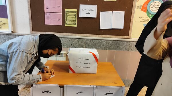 برگزاری انتخابات همیار مشاور در مدرسه نمونه دولتی ۹ دی یاسوج با شعار «همیار مشاور برتر، مدرسه برتر»