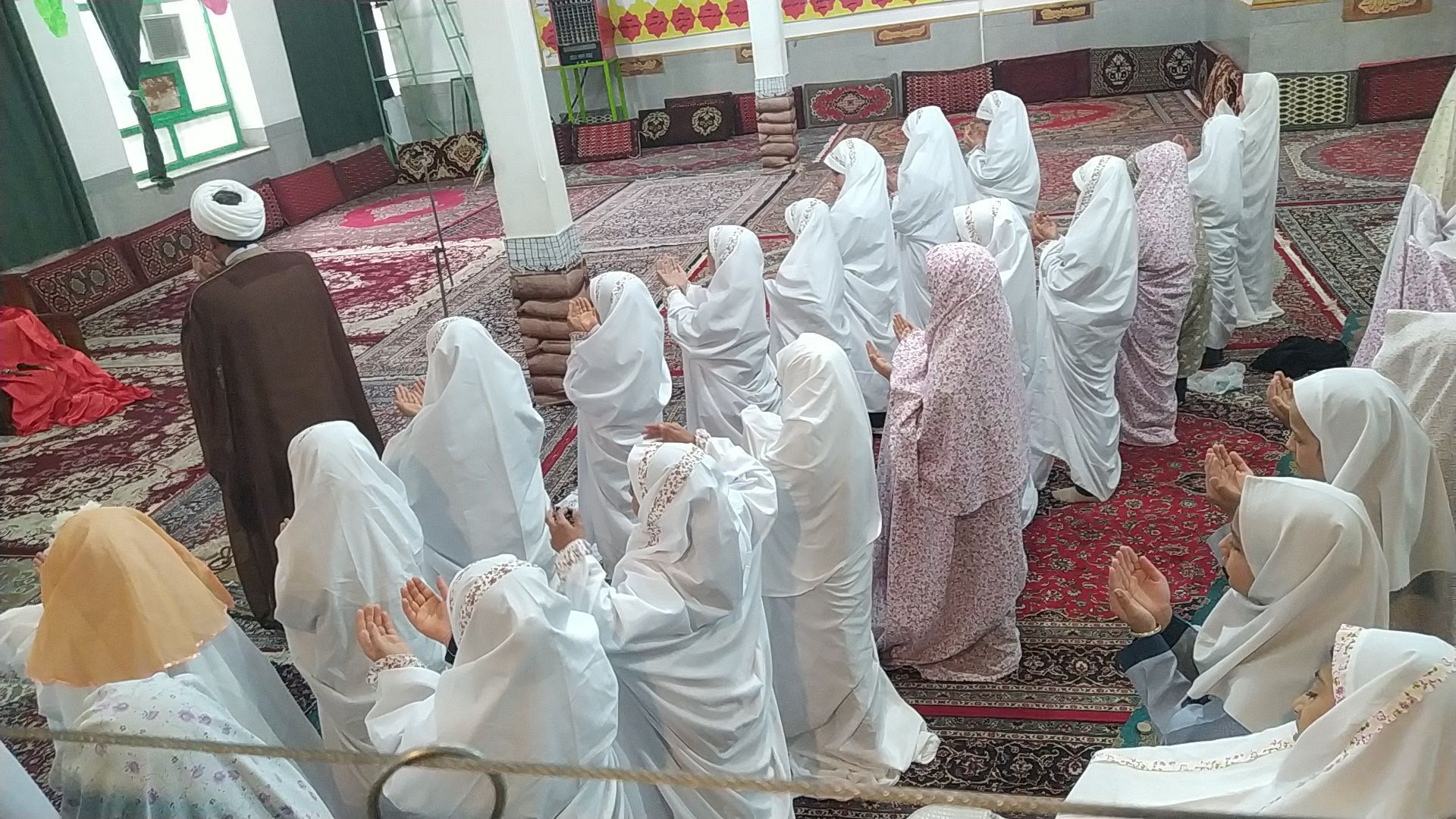 شرکت دانش‌آموزان دبستان حضرت فاطمه(س) در مراسم سالگرد شهدای خدمت