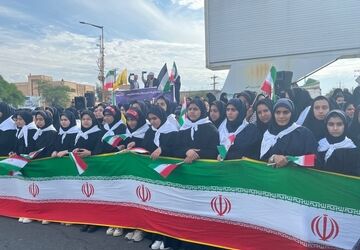 دانش‌آموزان شهرستان دهلران در یوم الله ۱۳آبان شعارهای ضد استکباری سر دادند