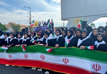 دانش‌آموزان شهرستان دهلران در یوم الله ۱۳آبان شعارهای ضد استکباری سر دادند