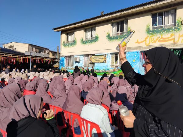دبیرستان نجم میزبان پیکر یک شهید گمنام شد