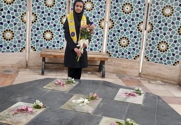 دانش‌آموزان به مزار شهدای گمنام دانشگاه آزاد راهی شدند