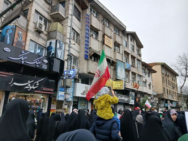 باران عشق وارادت به انقلاب همراه با باران‌ها ی نقره‌ای رشت