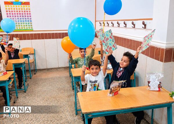 جشن شکوفه‌ها در مدرسه سلمانزاده ناحیه 3 کرج 