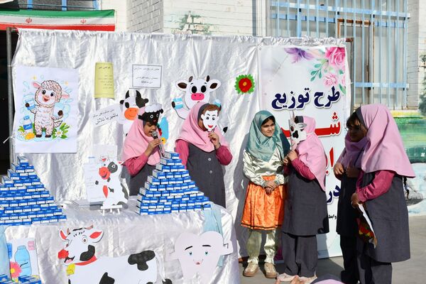جشن شیر در مدرسه ابتدایی زینب قهرمانی مه‌ولات