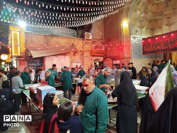 در یاد ۱۶۸ شهید، در خدمت عزاداران؛ حضور پررنگ چایخانه حضرت زهرا در اجتماع ۱۶۸ شب نیشابور