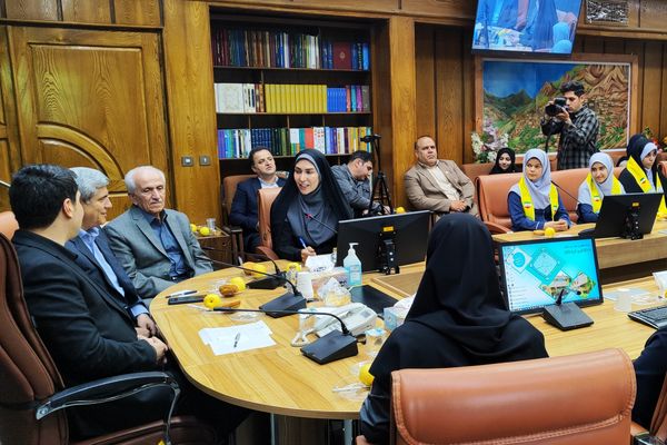 دیدار صمیمی استاندار کردستان با جمعی از دختران نخبه استان