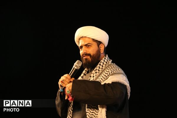 اهتزاز پرچم سه‌رنگ جمهوری اسلامی ایران در میدان امام حسین یزد 